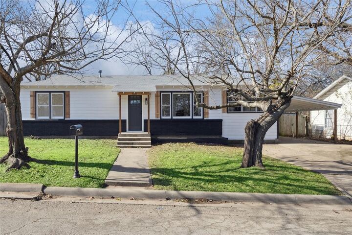 Property Photo: 1301 N Douglas Avenue TX 76033