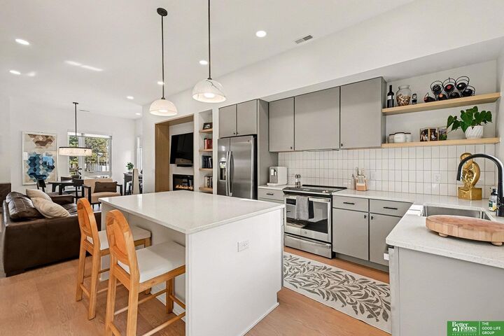 Property Photo: 5302 Elmwood Plaza NE 68106