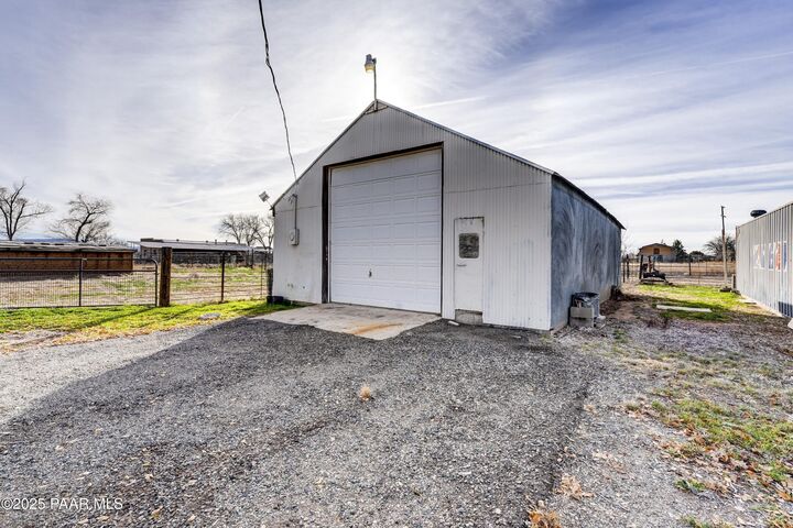 Property Photo:  675 W Road 1 N  AZ 86323 