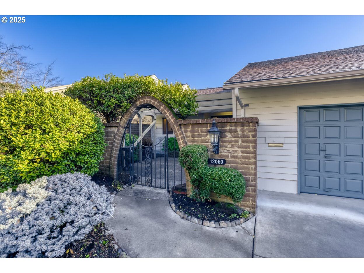 Property Photo:  12060 SW Par 4 Dr  OR 97224 