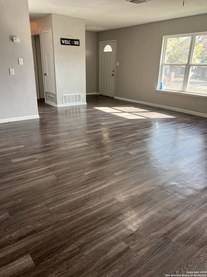 Property Photo:  303 Avenue D  TX 78109 