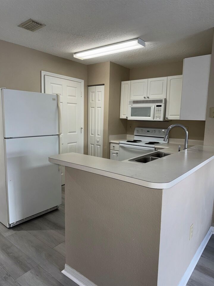 Property Photo:  28204 Harbour Vista Cir  FL 32080 