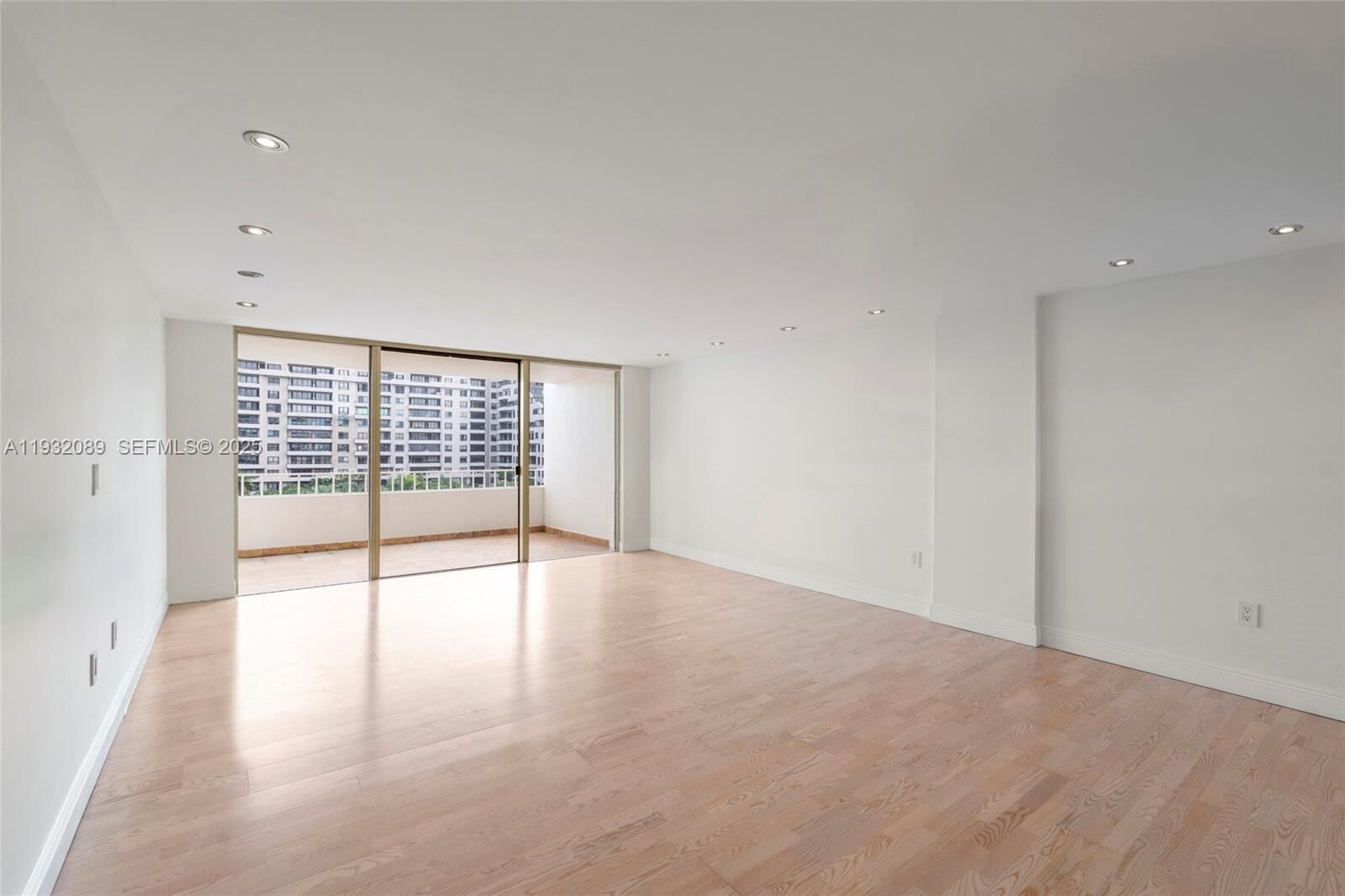 Property Photo:  199 Ocean Lane Dr 611  FL 33149 