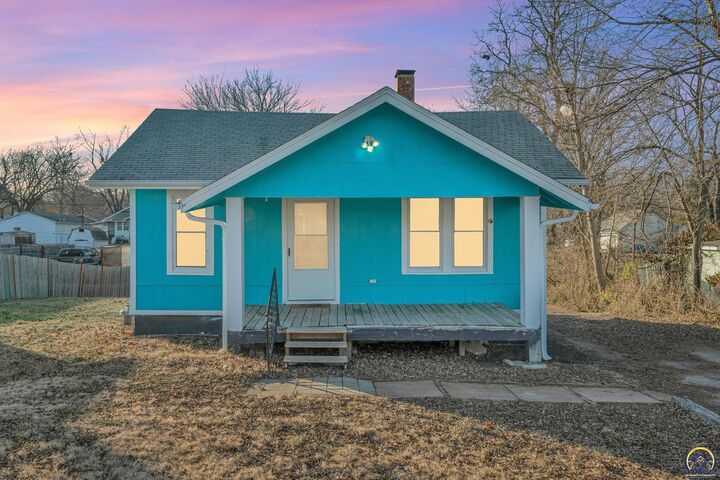 Property Photo:  2721 SE Colorado Ave  KS 66605 