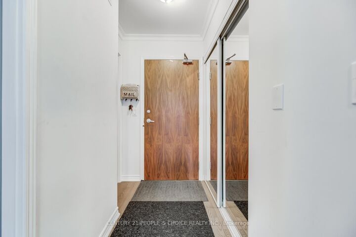 Property Photo:  33 Elm Drive W 1110  ON L5B 4M2 