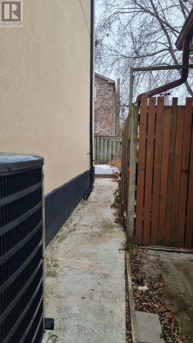 Property Photo:  10 Emmott Avenue Room A  ON M1L 2X3 