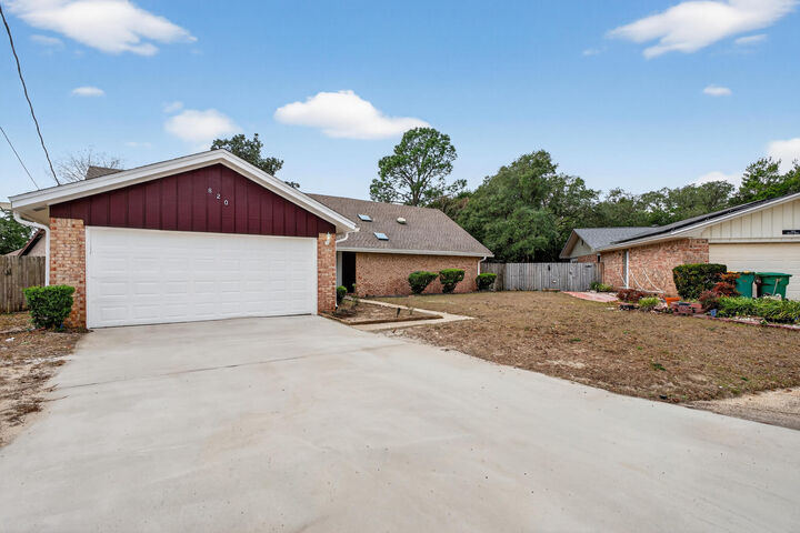 Property Photo:  820 Laurel Drive  FL 32547 