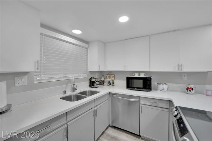 Property Photo:  2080 Karen Avenue 1  NV 89169 