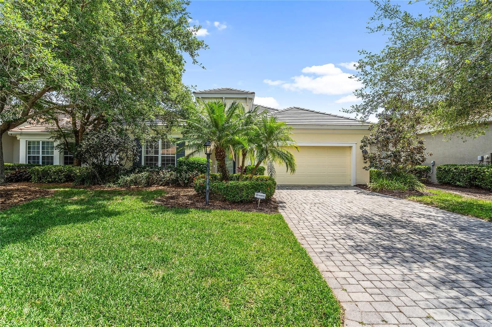 Property Photo: 8416 Abingdon Court FL 34201