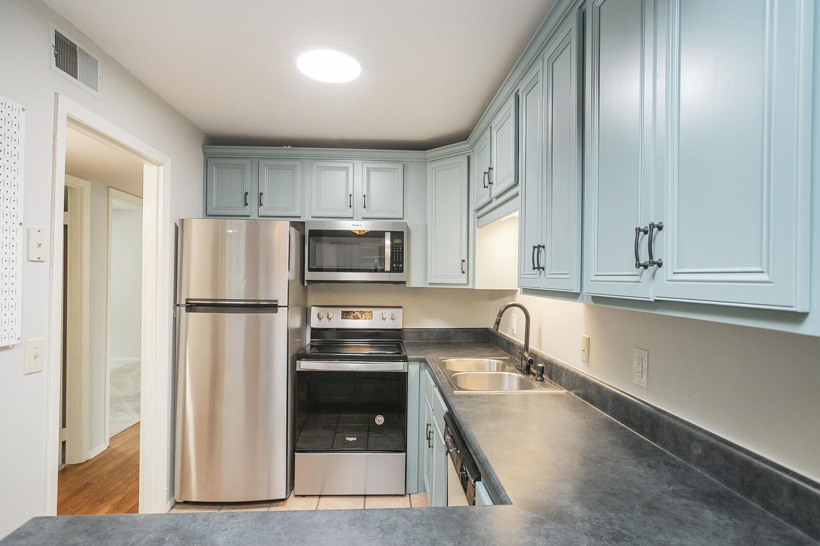 Property Photo:  702 Ashlawn Pl  TN 37211 