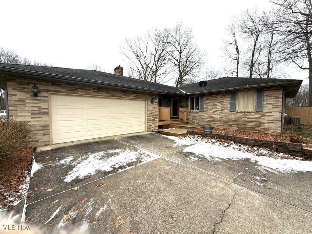 Property Photo: 2851 Carlton Drive NW OH 44485