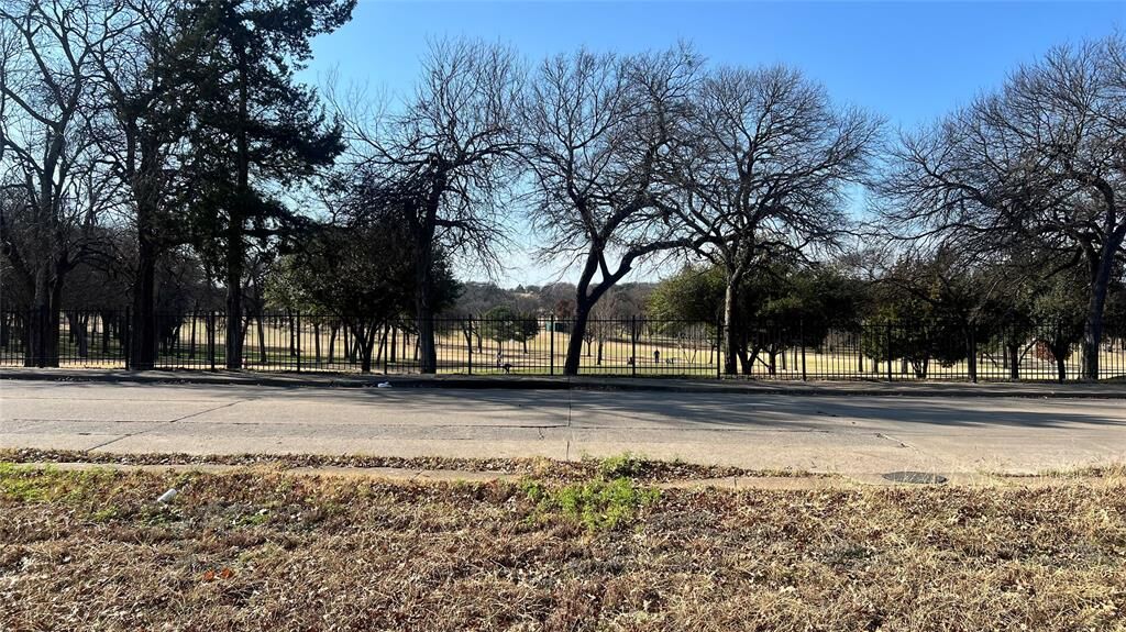 Property Photo: 2304 Bonnie View Road TX 75216