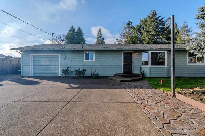 Property Photo:  2717 Elliott Avenue  OR 97501 