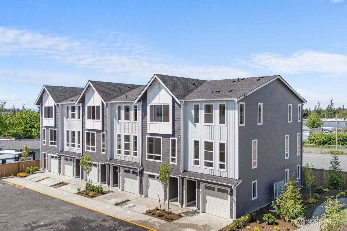 Property Photo:  15726  40th Avenue W D3  WA 98087 