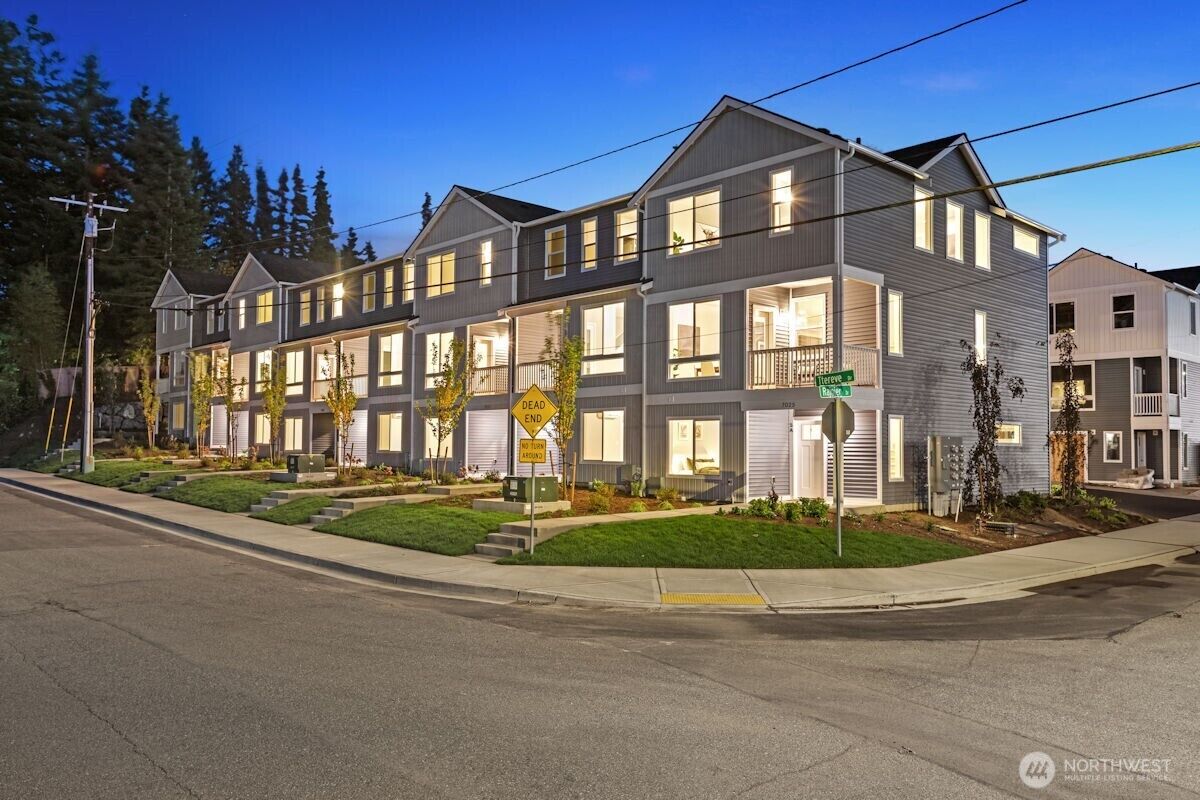 Property Photo:  7025  Rainier Drive D  WA 98203 