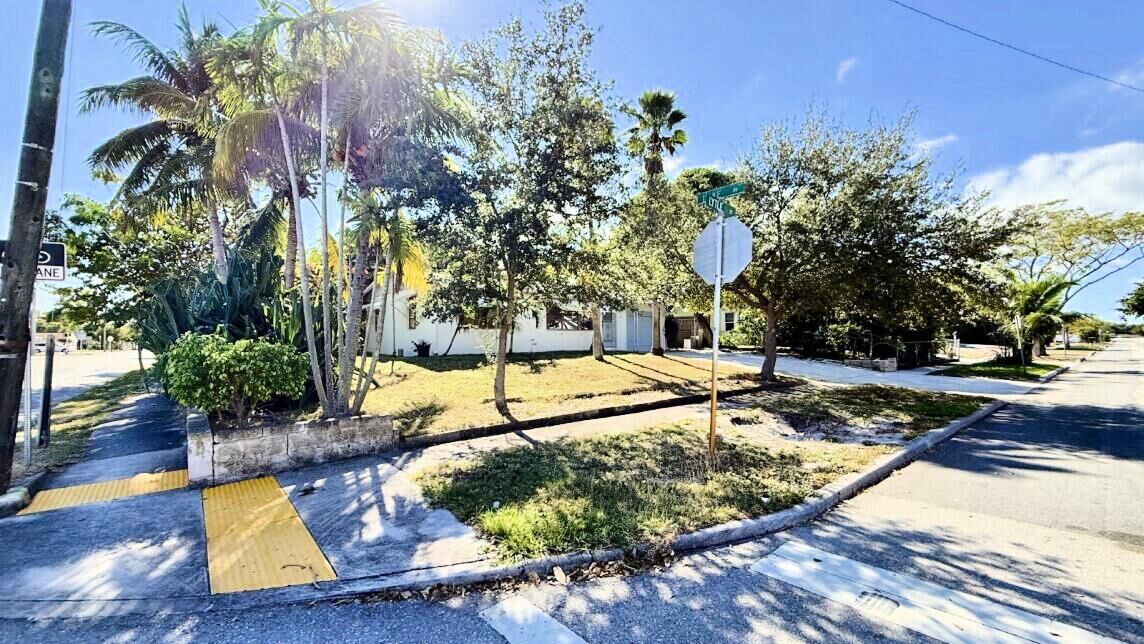 Property Photo:  802 Lytle Street  FL 33405 