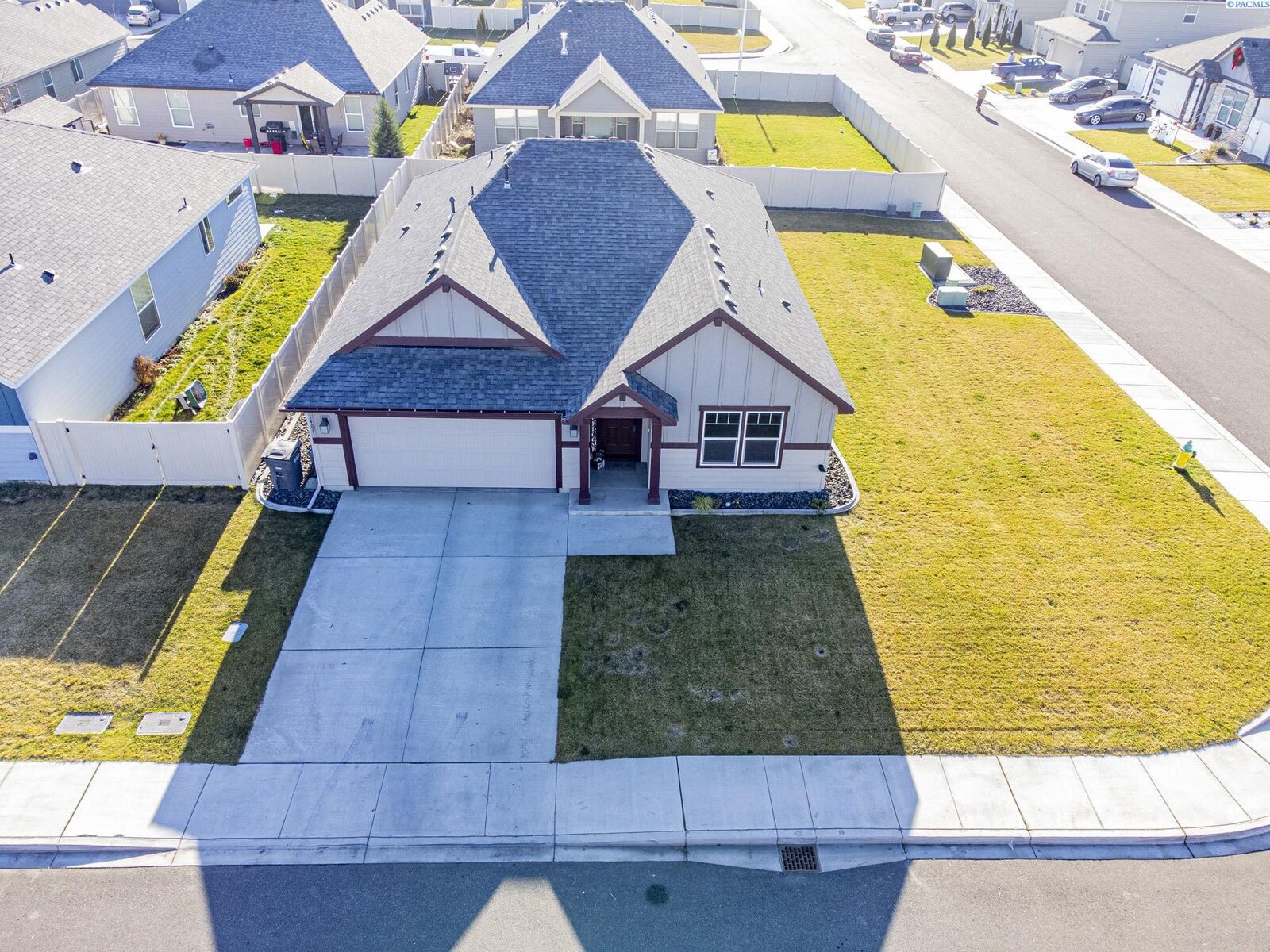 Property Photo:  1401 Centennial Ave  WA 98944 