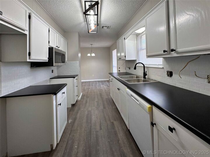 Property Photo:  1318 E Oak Street  OK 74023 