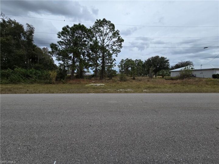 Property Photo:  687 Foxchase Dr  FL 33974 