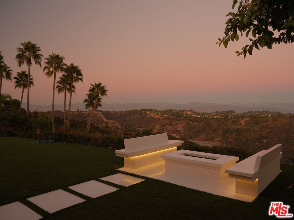 Property Photo:  2262 Stradella Rd  CA 90077 