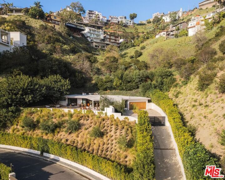 Property Photo:  1820 Rising Glen Rd  CA 90069 