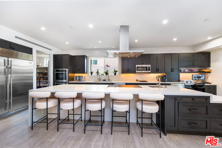 Property Photo:  9401 Kirkside Rd  CA 90035 