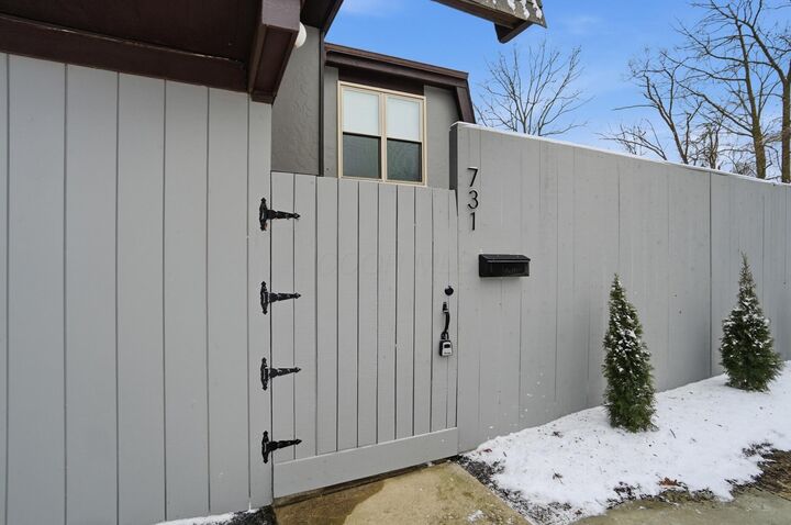 Property Photo:  731 Worthinton Forest E Place  OH 43229 