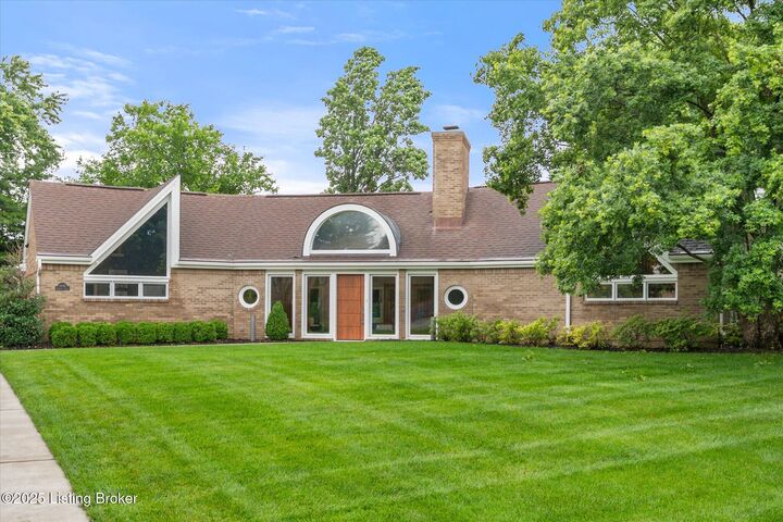 Property Photo: 1430 Oakmont Cir KY 40065