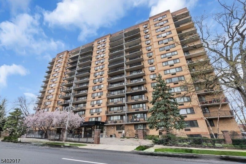 Property Photo:  60 Parkway Dr 10G  NJ 07017 