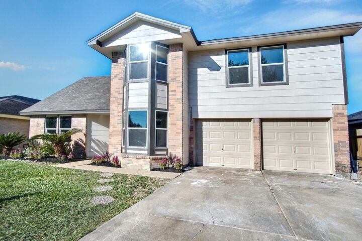 Property Photo: 7511 Weatherhill Lane TX 77041