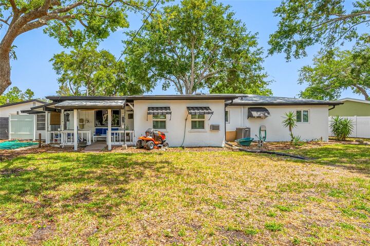 Property Photo: 8444 8th Way N FL 33702