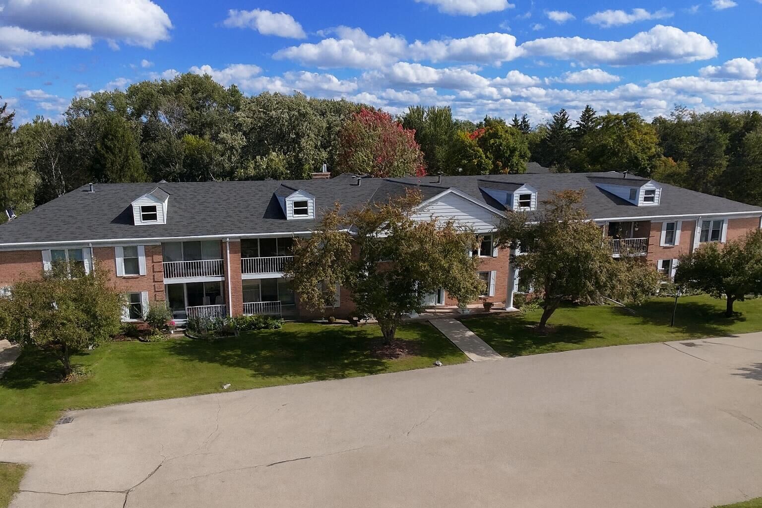 Property Photo: 937 W Heritage Ct 206 53092