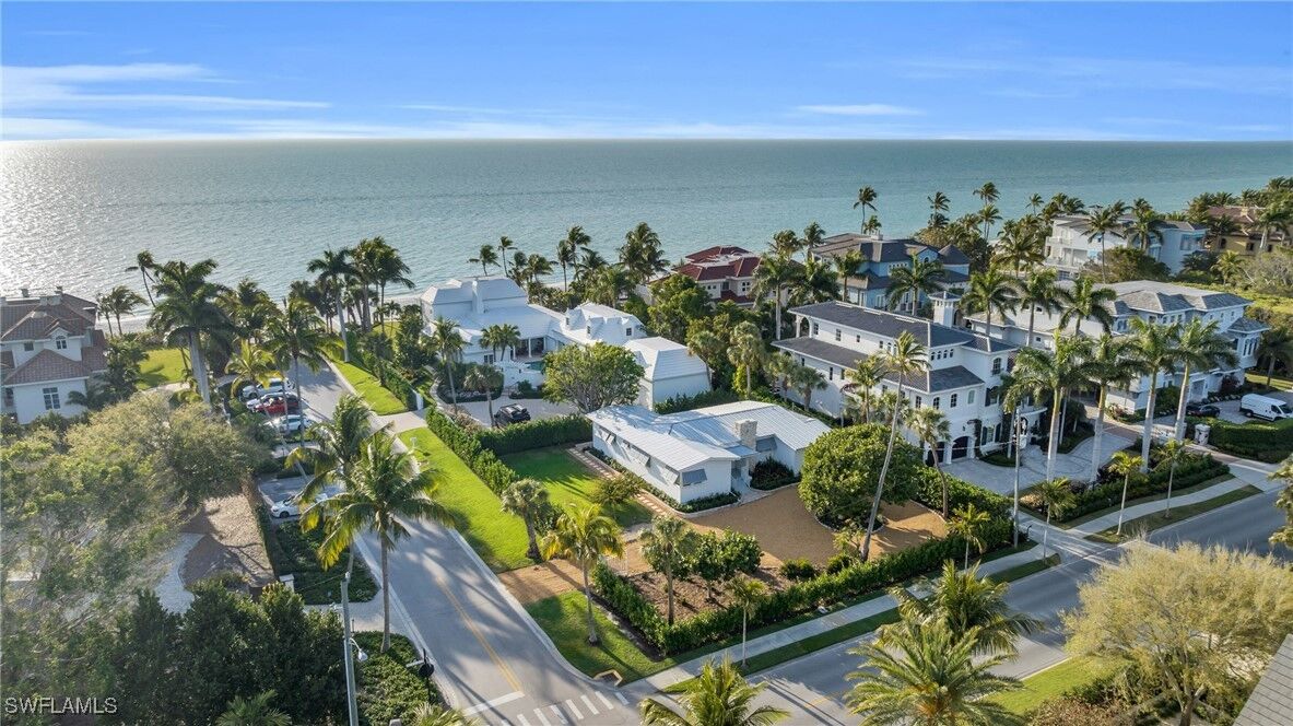 Property Photo: 617 Gulf Shore Blvd N FL 34102
