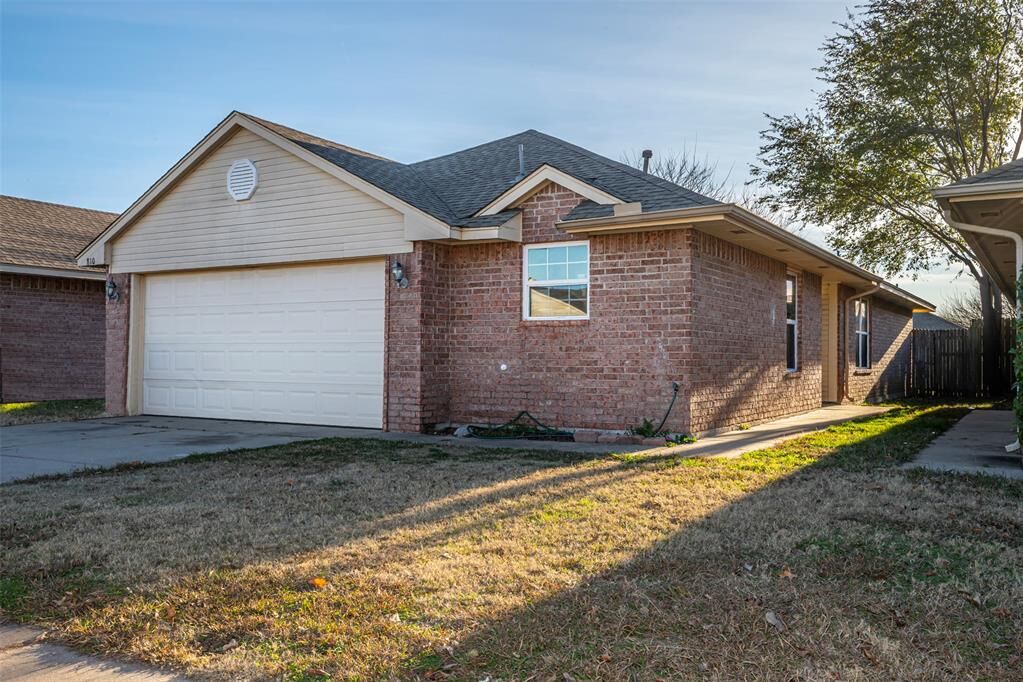 Property Photo:  810 Beaumont Square  OK 73071 