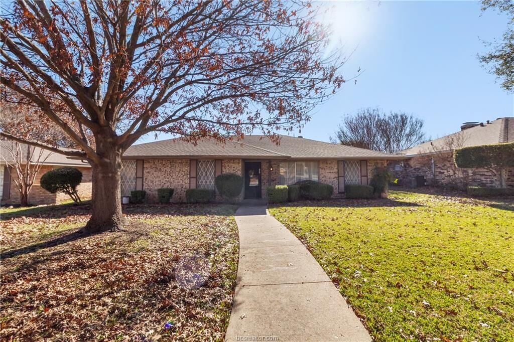 Property Photo: 814 Madrid Drive TX 75116
