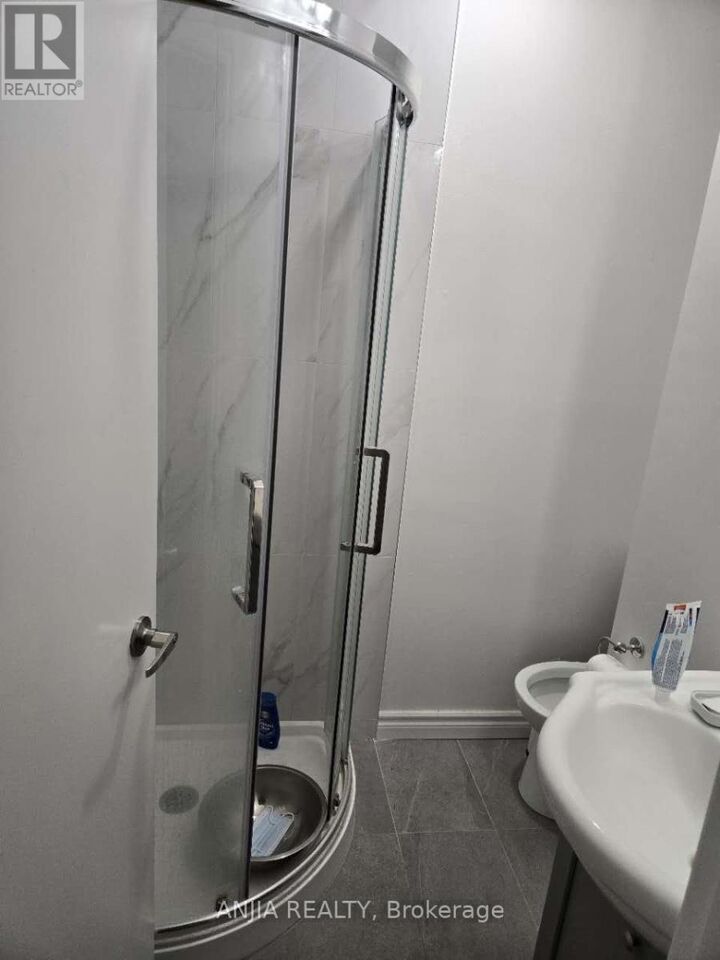 Property Photo:  58 Kitchener Road Main  ON M1E 2X5 