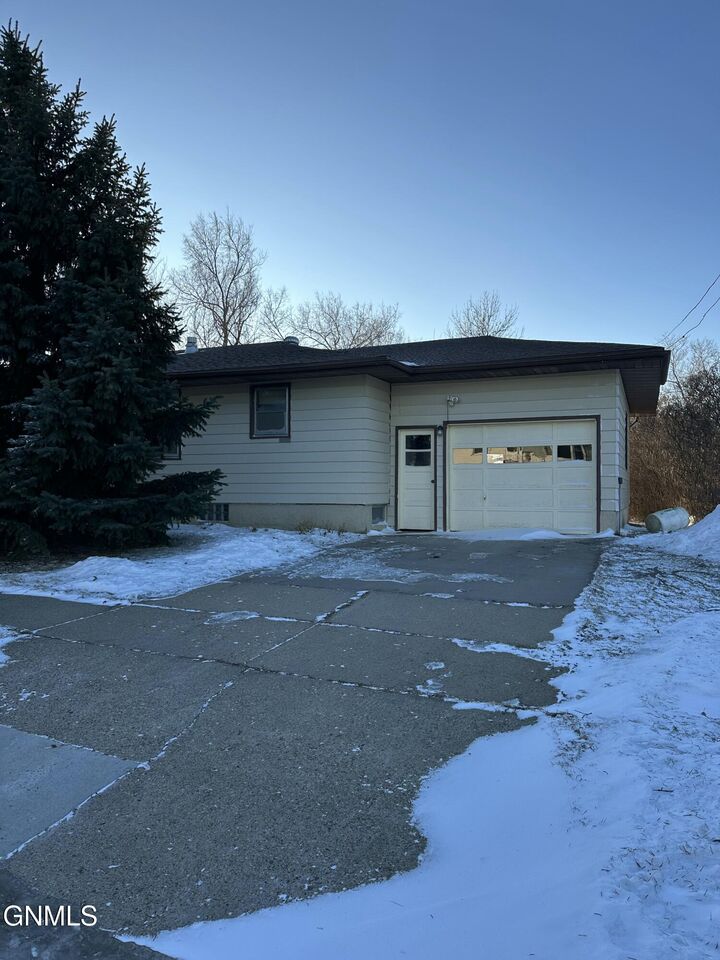 Property Photo:  208 S 7th Street S  ND 58563 