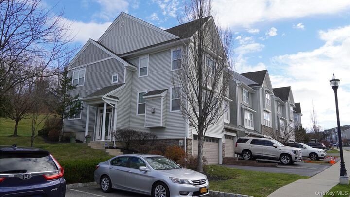 Property Photo:  1402 Hawthorn Way  NY 12553 