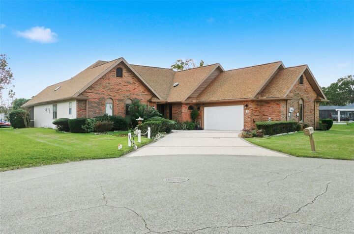 Property Photo:  10 Castle Court  FL 32137 