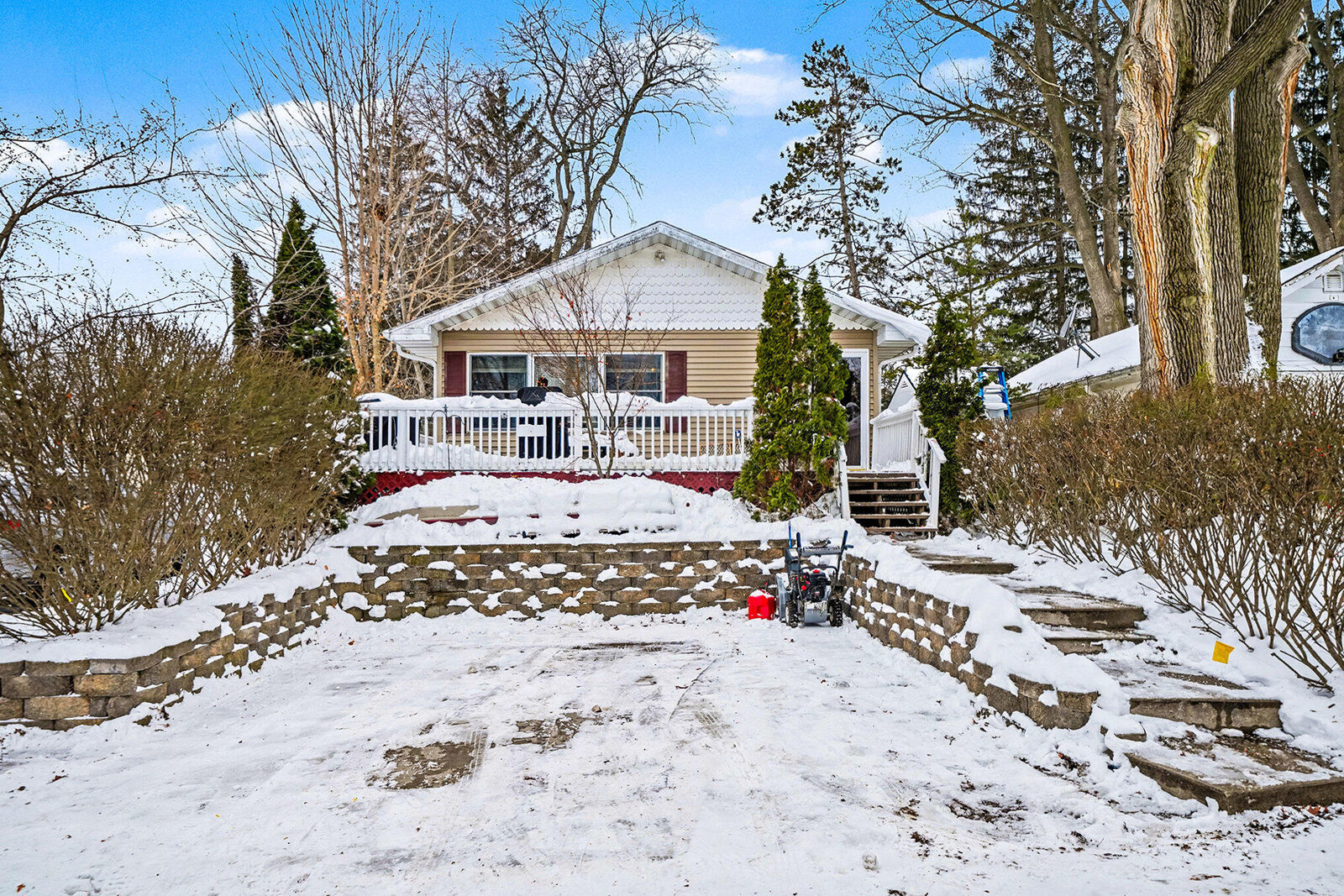 Property Photo:  50362 Eastside Drive  MI 49047 