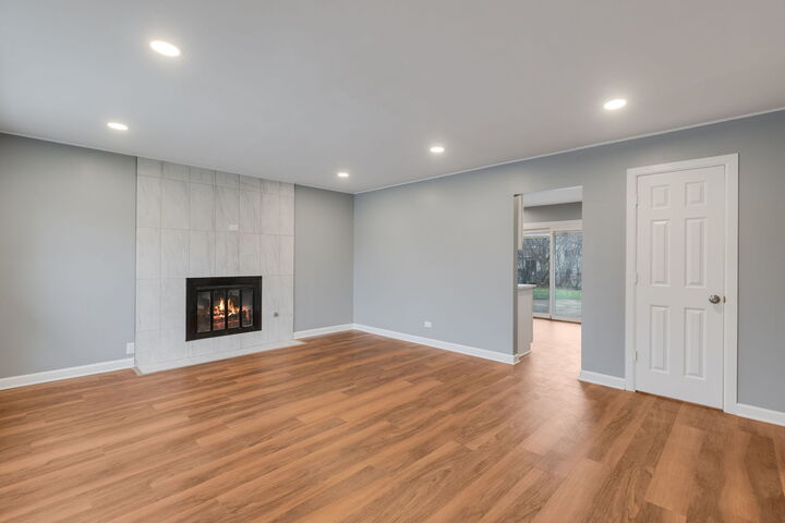 Property Photo:  1330 E Kennedy Drive  IL 60107 