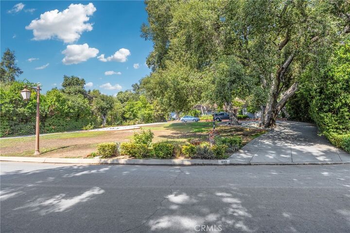 Property Photo: 827 Hampton Road CA 91006