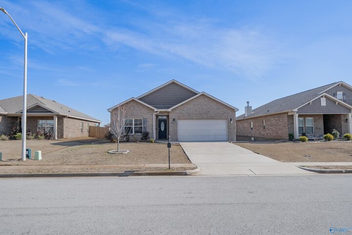 Property Photo: 16008 Glenncrest Lane AL 35749