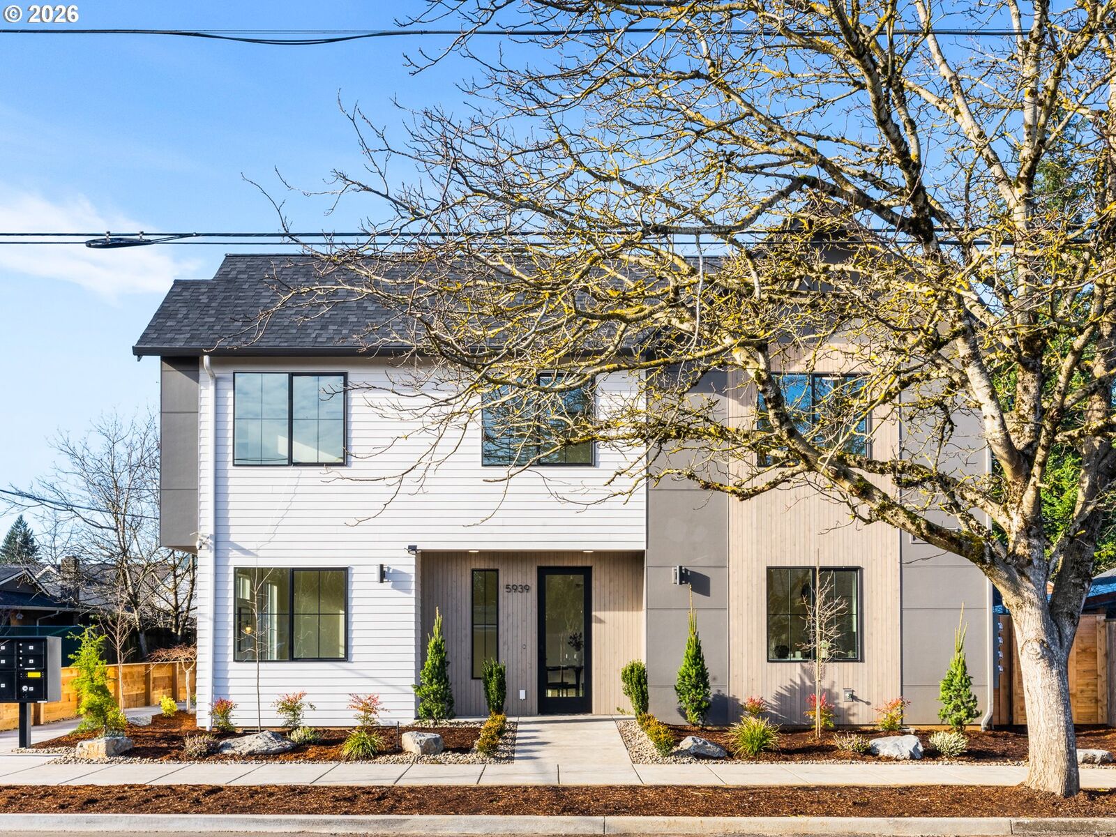 Property Photo: 5939 SE 60th Ave OR 97206