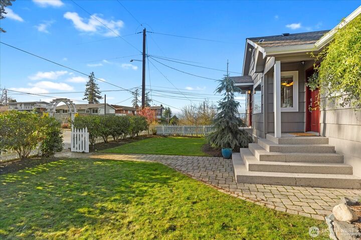 Property Photo: 1001 Maple Street WA 98020