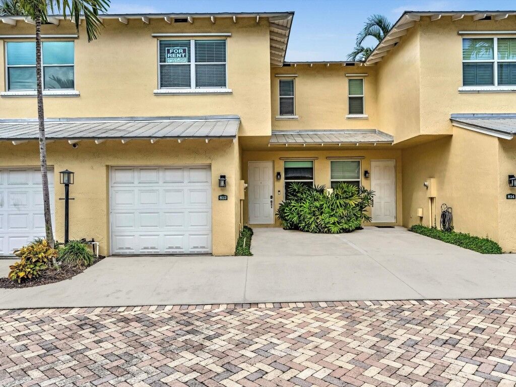 Property Photo:  812 SE 4th Court  FL 33441 