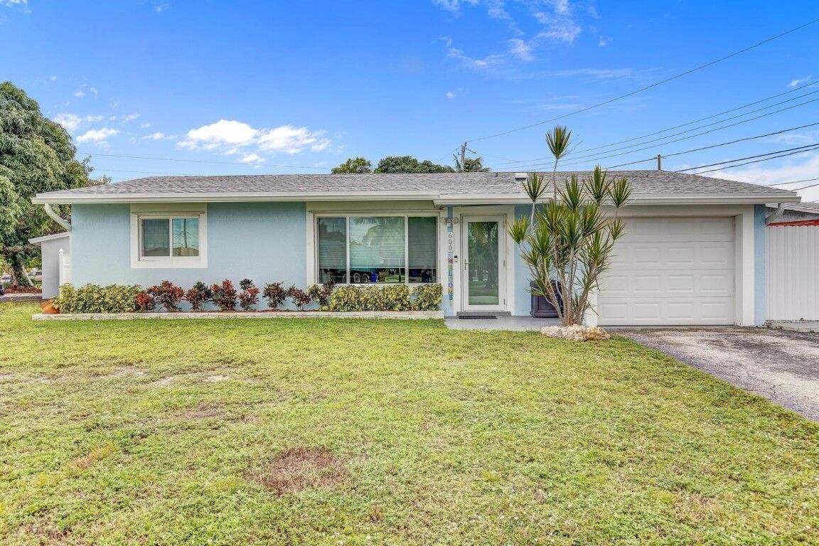 Property Photo:  600 SW 14th Place  FL 33441 