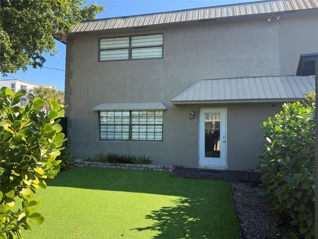 Property Photo:  608 NE 29th Drive 1  FL 33334 