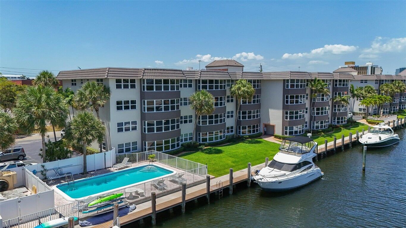 Property Photo:  3121 NE 51 Street 406E  FL 33308 