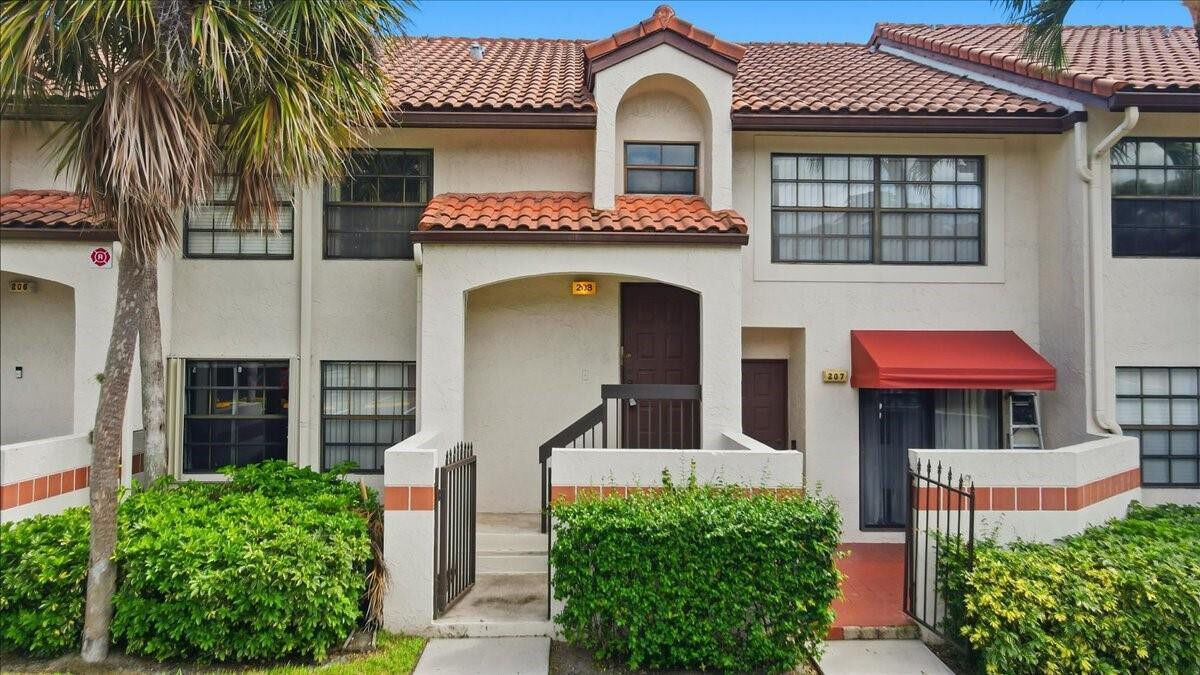 Property Photo:  208 Lincoln Court 208  FL 33442 